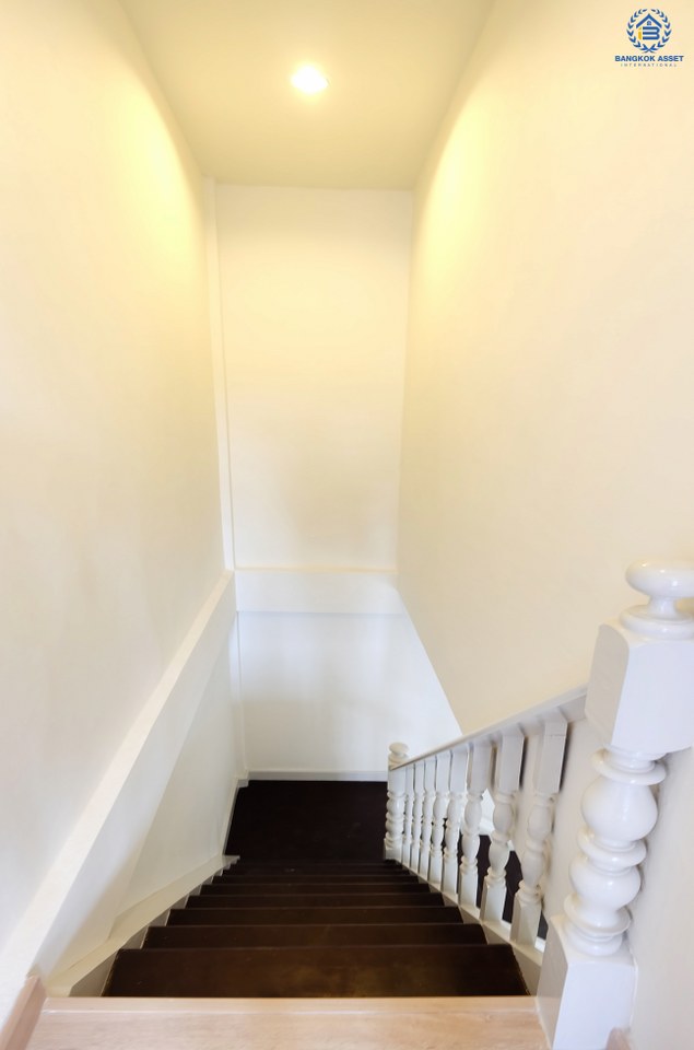 บ้านมือสองตกแต่งใหม่ หมู่บ้าน บัวทอง 2 บางใหญ่-เซ็นทรัลเวสต์เกต สุดยอดทำเลขายดี! เพียง 50 เมตร ถึงต้นสายรถไฟฟ้า "สถานีคลองบางไผ่" พร้อมอยู่ ฟังก์ชั่นครบ! อยู่ในแหล่งชุมชน พร้อมการเดินทางสุดสะดวกสบาย มีรถประจำทางผ่านหลายสาย คุ้มค่า! ราคาไม่แพง