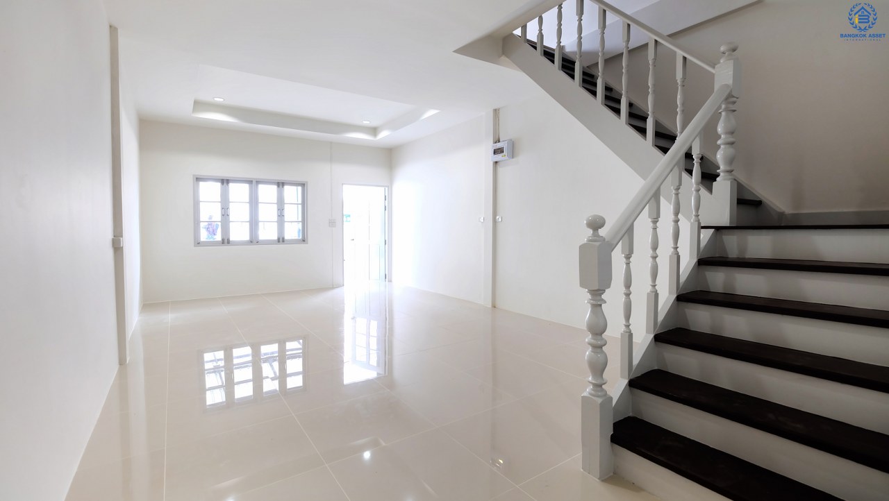 บ้านมือสองตกแต่งใหม่ หมู่บ้าน บัวทอง 2 บางใหญ่-เซ็นทรัลเวสต์เกต สุดยอดทำเลขายดี! เพียง 50 เมตร ถึงต้นสายรถไฟฟ้า "สถานีคลองบางไผ่" พร้อมอยู่ ฟังก์ชั่นครบ! อยู่ในแหล่งชุมชน พร้อมการเดินทางสุดสะดวกสบาย มีรถประจำทางผ่านหลายสาย คุ้มค่า! ราคาไม่แพง