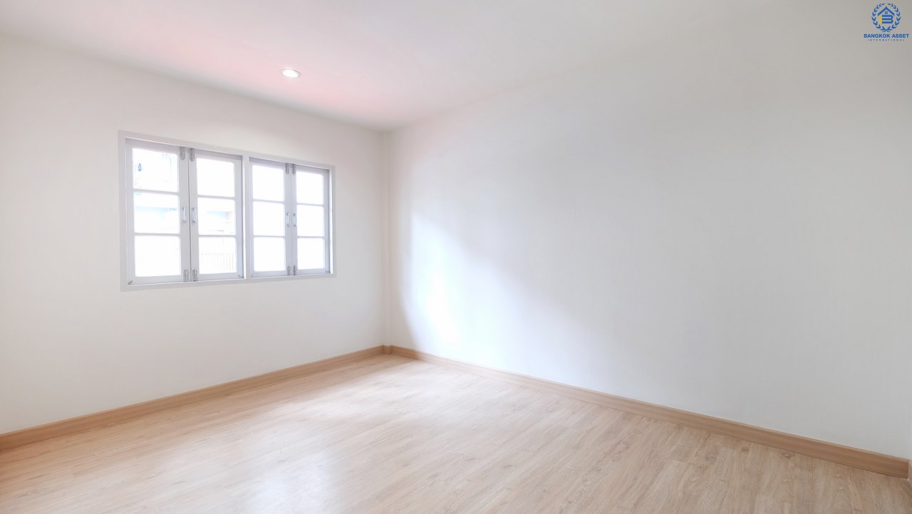 บ้านมือสองตกแต่งใหม่ หมู่บ้าน บัวทอง 2 บางใหญ่-เซ็นทรัลเวสต์เกต สุดยอดทำเลขายดี! เพียง 50 เมตร ถึงต้นสายรถไฟฟ้า "สถานีคลองบางไผ่" พร้อมอยู่ ฟังก์ชั่นครบ! อยู่ในแหล่งชุมชน พร้อมการเดินทางสุดสะดวกสบาย มีรถประจำทางผ่านหลายสาย คุ้มค่า! ราคาไม่แพง