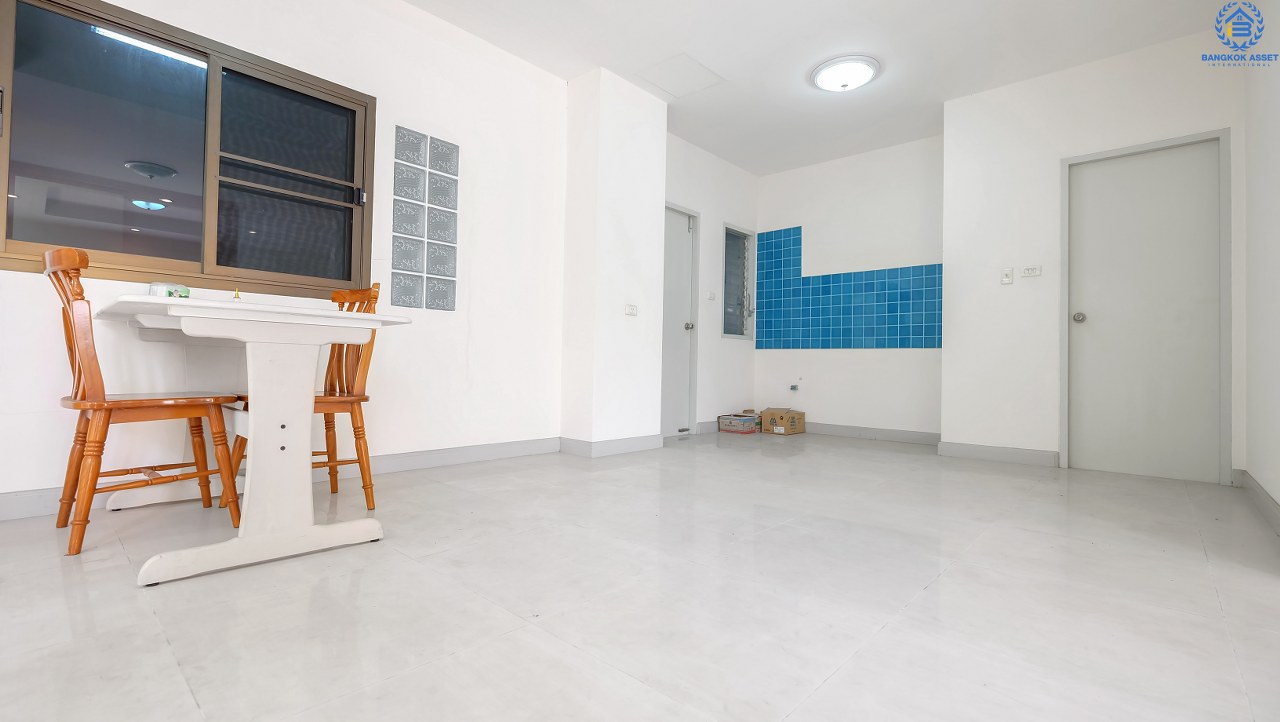 บ้านเดี่ยวนนทบุรี โซนเมือง โครงการ ชวนชื่น รัตนาธิเบศร์-แคราย เพียง 800 เมตร ถึงเซ็นทรัลรัตนาธิเบศร์ บ้านสภาพใหม่ พื้นที่ใช้สอยกว่า 250 ตร.ม. ฟังก์ชั่น 3 ห้องนอน 3 ห้องน้ำ บนทำเลเปี่ยมศักยภาพ การเดินทางสะดวกสบาย ใกล้สถานที่ราชการหลายแห่ง รถไฟฟ้า "สถานีบางกระสอ" และจุดขึ้นทางด่วนงามวงศ์วาน สุดคุ้มบ้านใหม่ไม่เคยเข้าอยู่