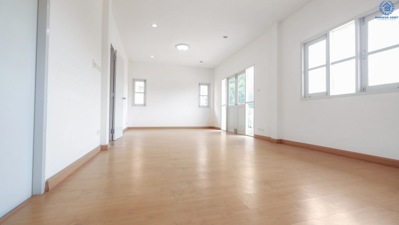 บ้านเดี่ยวนนทบุรี โซนเมือง โครงการ ชวนชื่น รัตนาธิเบศร์-แคราย เพียง 800 เมตร ถึงเซ็นทรัลรัตนาธิเบศร์ บ้านสภาพใหม่ พื้นที่ใช้สอยกว่า 250 ตร.ม. ฟังก์ชั่น 3 ห้องนอน 3 ห้องน้ำ บนทำเลเปี่ยมศักยภาพ การเดินทางสะดวกสบาย ใกล้สถานที่ราชการหลายแห่ง รถไฟฟ้า "สถานีบางกระสอ" และจุดขึ้นทางด่วนงามวงศ์วาน สุดคุ้มบ้านใหม่ไม่เคยเข้าอยู่