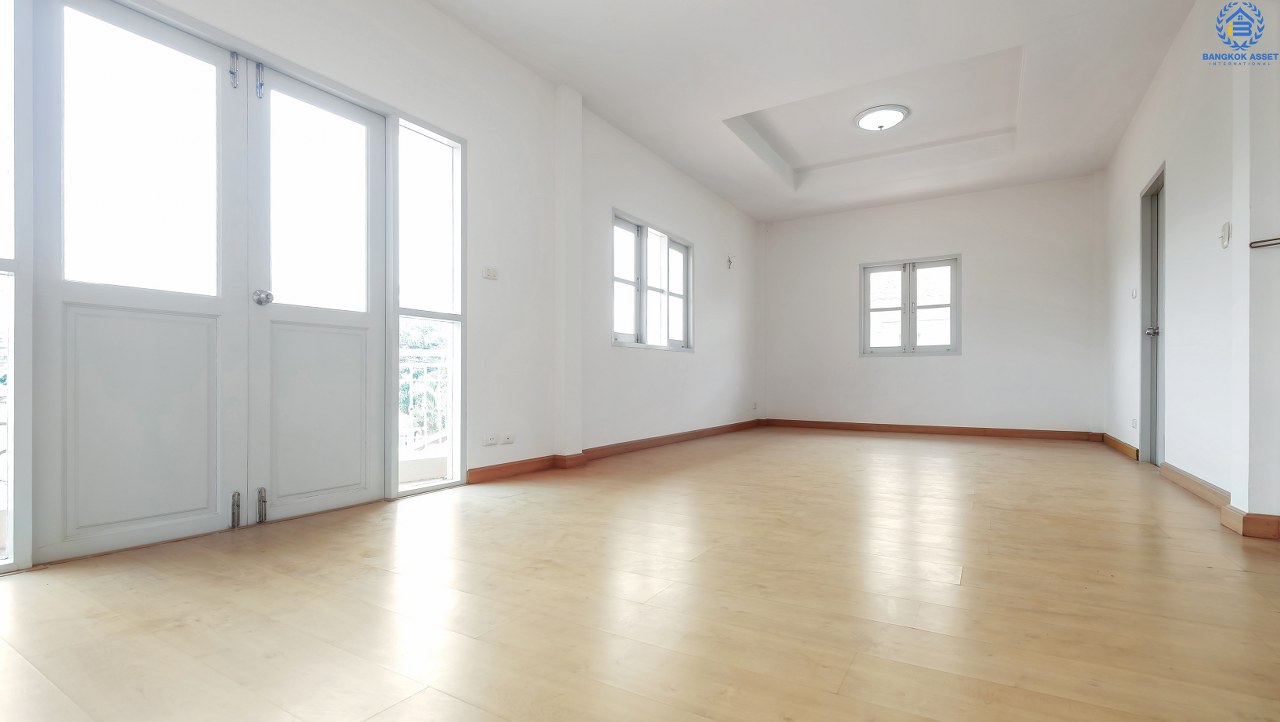 บ้านเดี่ยวนนทบุรี โซนเมือง โครงการ ชวนชื่น รัตนาธิเบศร์-แคราย เพียง 800 เมตร ถึงเซ็นทรัลรัตนาธิเบศร์ บ้านสภาพใหม่ พื้นที่ใช้สอยกว่า 250 ตร.ม. ฟังก์ชั่น 3 ห้องนอน 3 ห้องน้ำ บนทำเลเปี่ยมศักยภาพ การเดินทางสะดวกสบาย ใกล้สถานที่ราชการหลายแห่ง รถไฟฟ้า "สถานีบางกระสอ" และจุดขึ้นทางด่วนงามวงศ์วาน สุดคุ้มบ้านใหม่ไม่เคยเข้าอยู่