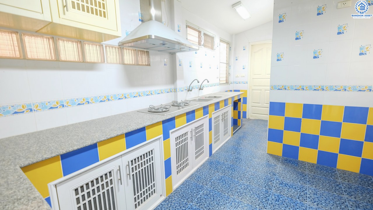 บ้านเดี่ยวนนทบุรี โซนเมือง โครงการ ชวนชื่น รัตนาธิเบศร์-แคราย เพียง 800 เมตร ถึงเซ็นทรัลรัตนาธิเบศร์ บ้านสภาพใหม่ พื้นที่ใช้สอยกว่า 250 ตร.ม. ฟังก์ชั่น 3 ห้องนอน 3 ห้องน้ำ บนทำเลเปี่ยมศักยภาพ การเดินทางสะดวกสบาย ใกล้สถานที่ราชการหลายแห่ง รถไฟฟ้า "สถานีบางกระสอ" และจุดขึ้นทางด่วนงามวงศ์วาน สุดคุ้มบ้านใหม่ไม่เคยเข้าอยู่