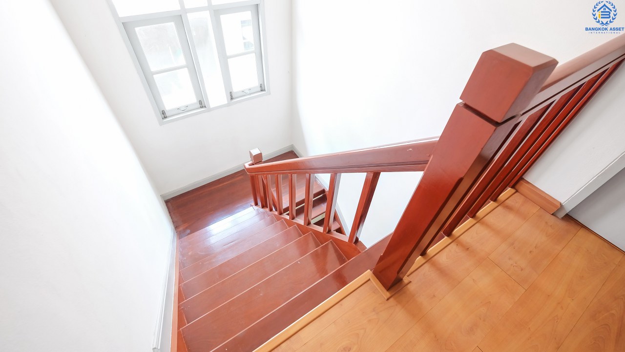 บ้านเดี่ยวนนทบุรี โซนเมือง โครงการ ชวนชื่น รัตนาธิเบศร์-แคราย เพียง 800 เมตร ถึงเซ็นทรัลรัตนาธิเบศร์ บ้านสภาพใหม่ พื้นที่ใช้สอยกว่า 250 ตร.ม. ฟังก์ชั่น 3 ห้องนอน 3 ห้องน้ำ บนทำเลเปี่ยมศักยภาพ การเดินทางสะดวกสบาย ใกล้สถานที่ราชการหลายแห่ง รถไฟฟ้า "สถานีบางกระสอ" และจุดขึ้นทางด่วนงามวงศ์วาน สุดคุ้มบ้านใหม่ไม่เคยเข้าอยู่