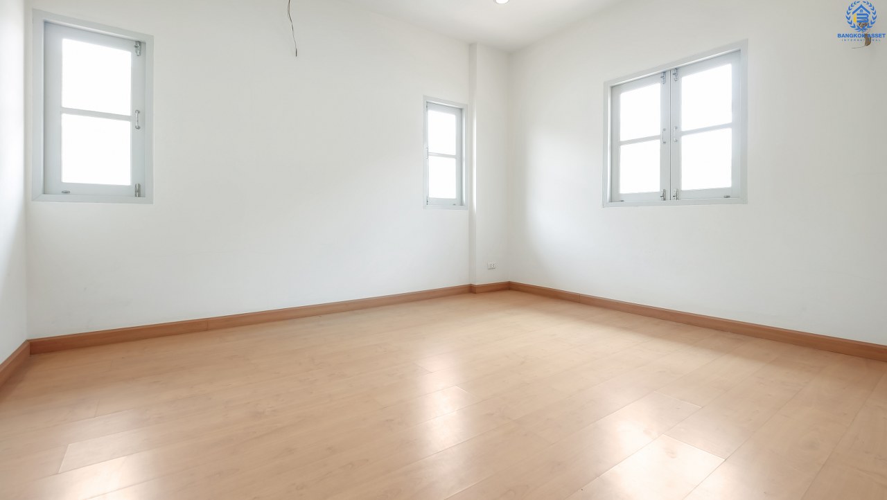 บ้านเดี่ยวนนทบุรี โซนเมือง โครงการ ชวนชื่น รัตนาธิเบศร์-แคราย เพียง 800 เมตร ถึงเซ็นทรัลรัตนาธิเบศร์ บ้านสภาพใหม่ พื้นที่ใช้สอยกว่า 250 ตร.ม. ฟังก์ชั่น 3 ห้องนอน 3 ห้องน้ำ บนทำเลเปี่ยมศักยภาพ การเดินทางสะดวกสบาย ใกล้สถานที่ราชการหลายแห่ง รถไฟฟ้า "สถานีบางกระสอ" และจุดขึ้นทางด่วนงามวงศ์วาน สุดคุ้มบ้านใหม่ไม่เคยเข้าอยู่