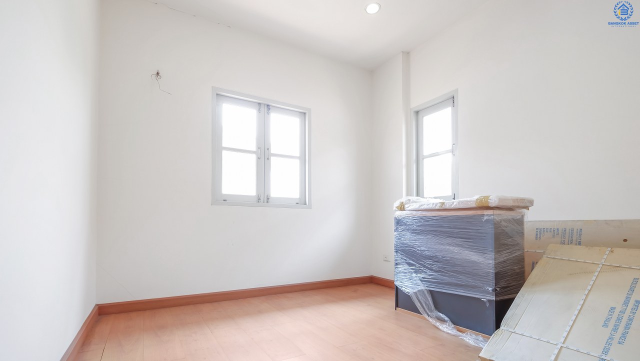 บ้านเดี่ยวนนทบุรี โซนเมือง โครงการ ชวนชื่น รัตนาธิเบศร์-แคราย เพียง 800 เมตร ถึงเซ็นทรัลรัตนาธิเบศร์ บ้านสภาพใหม่ พื้นที่ใช้สอยกว่า 250 ตร.ม. ฟังก์ชั่น 3 ห้องนอน 3 ห้องน้ำ บนทำเลเปี่ยมศักยภาพ การเดินทางสะดวกสบาย ใกล้สถานที่ราชการหลายแห่ง รถไฟฟ้า "สถานีบางกระสอ" และจุดขึ้นทางด่วนงามวงศ์วาน สุดคุ้มบ้านใหม่ไม่เคยเข้าอยู่