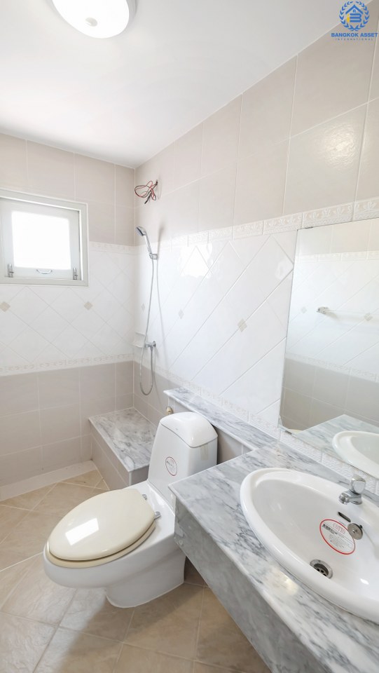 บ้านเดี่ยวนนทบุรี โซนเมือง โครงการ ชวนชื่น รัตนาธิเบศร์-แคราย เพียง 800 เมตร ถึงเซ็นทรัลรัตนาธิเบศร์ บ้านสภาพใหม่ พื้นที่ใช้สอยกว่า 250 ตร.ม. ฟังก์ชั่น 3 ห้องนอน 3 ห้องน้ำ บนทำเลเปี่ยมศักยภาพ การเดินทางสะดวกสบาย ใกล้สถานที่ราชการหลายแห่ง รถไฟฟ้า "สถานีบางกระสอ" และจุดขึ้นทางด่วนงามวงศ์วาน สุดคุ้มบ้านใหม่ไม่เคยเข้าอยู่