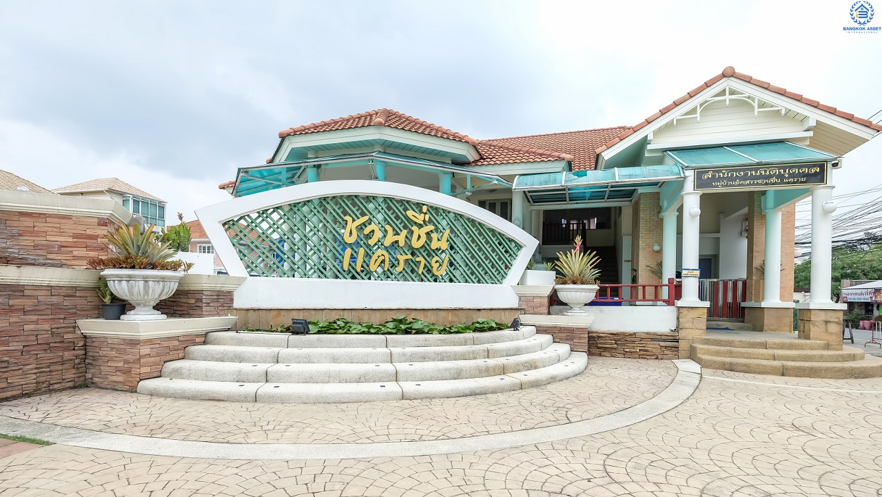 บ้านเดี่ยวนนทบุรี โซนเมือง โครงการ ชวนชื่น รัตนาธิเบศร์-แคราย เพียง 800 เมตร ถึงเซ็นทรัลรัตนาธิเบศร์ บ้านสภาพใหม่ พื้นที่ใช้สอยกว่า 250 ตร.ม. ฟังก์ชั่น 3 ห้องนอน 3 ห้องน้ำ บนทำเลเปี่ยมศักยภาพ การเดินทางสะดวกสบาย ใกล้สถานที่ราชการหลายแห่ง รถไฟฟ้า "สถานีบางกระสอ" และจุดขึ้นทางด่วนงามวงศ์วาน สุดคุ้มบ้านใหม่ไม่เคยเข้าอยู่