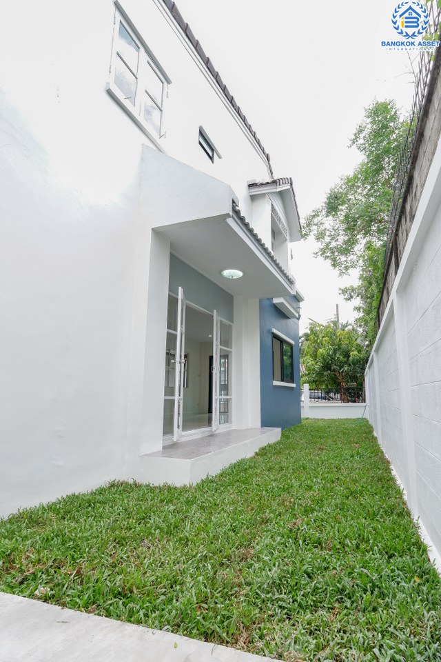 บ้านมือสอง บ้านตกแต่งใหม่ 3 ห้องนอน ห้องริม! ม.อักษรา เพียง 5 นาทีถึงถ.ราชพฤกษ์ ตัวบ้านโปร่ง (หน้ากว้าง 6 เมตร) มาพร้อมเนื้อที่ด้านข้างสไตล์บ้านริม ฟังก์ชั่นจัดเต็ม ต่อเติมเคาน์เตอร์ครัว บนสุดยอดทำเล! เข้า-ออกได้ 2 เส้นทาง ใกล้รถไฟฟ้าสถานี "บางพลู" จองเลย...คุ้มมาก!