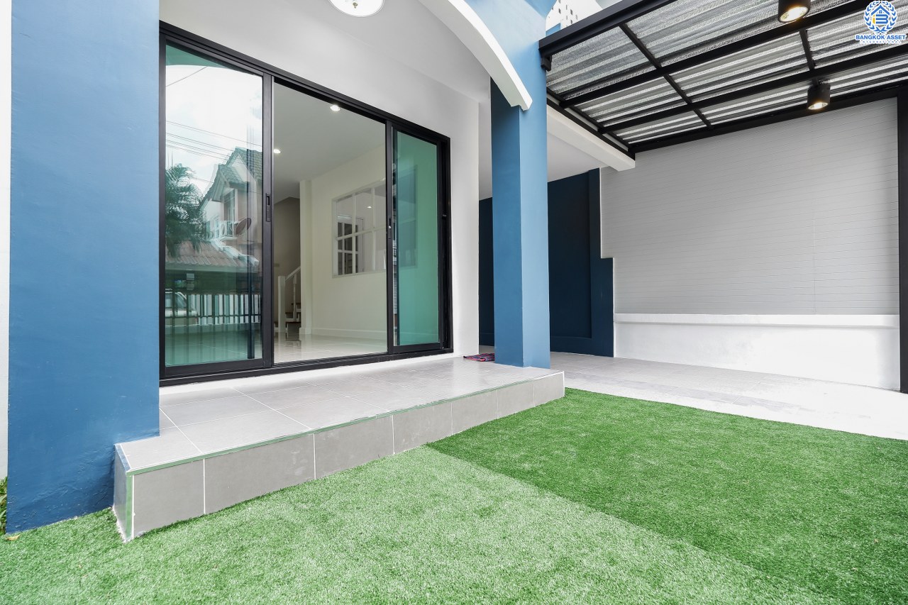 บ้านมือสอง บ้านตกแต่งใหม่ 3 ห้องนอน ห้องริม! ม.อักษรา เพียง 5 นาทีถึงถ.ราชพฤกษ์ ตัวบ้านโปร่ง (หน้ากว้าง 6 เมตร) มาพร้อมเนื้อที่ด้านข้างสไตล์บ้านริม ฟังก์ชั่นจัดเต็ม ต่อเติมเคาน์เตอร์ครัว บนสุดยอดทำเล! เข้า-ออกได้ 2 เส้นทาง ใกล้รถไฟฟ้าสถานี "บางพลู" จองเลย...คุ้มมาก!