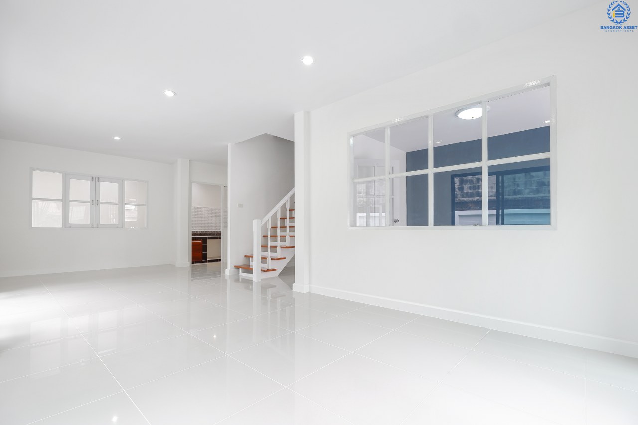 บ้านมือสอง บ้านตกแต่งใหม่ 3 ห้องนอน ห้องริม! ม.อักษรา เพียง 5 นาทีถึงถ.ราชพฤกษ์ ตัวบ้านโปร่ง (หน้ากว้าง 6 เมตร) มาพร้อมเนื้อที่ด้านข้างสไตล์บ้านริม ฟังก์ชั่นจัดเต็ม ต่อเติมเคาน์เตอร์ครัว บนสุดยอดทำเล! เข้า-ออกได้ 2 เส้นทาง ใกล้รถไฟฟ้าสถานี "บางพลู" จองเลย...คุ้มมาก!