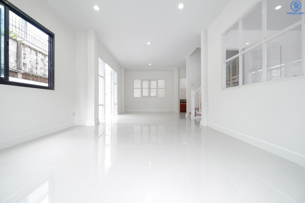 บ้านมือสอง บ้านตกแต่งใหม่ 3 ห้องนอน ห้องริม! ม.อักษรา เพียง 5 นาทีถึงถ.ราชพฤกษ์ ตัวบ้านโปร่ง (หน้ากว้าง 6 เมตร) มาพร้อมเนื้อที่ด้านข้างสไตล์บ้านริม ฟังก์ชั่นจัดเต็ม ต่อเติมเคาน์เตอร์ครัว บนสุดยอดทำเล! เข้า-ออกได้ 2 เส้นทาง ใกล้รถไฟฟ้าสถานี "บางพลู" จองเลย...คุ้มมาก!