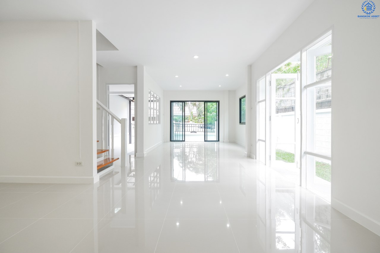 บ้านมือสอง บ้านตกแต่งใหม่ 3 ห้องนอน ห้องริม! ม.อักษรา เพียง 5 นาทีถึงถ.ราชพฤกษ์ ตัวบ้านโปร่ง (หน้ากว้าง 6 เมตร) มาพร้อมเนื้อที่ด้านข้างสไตล์บ้านริม ฟังก์ชั่นจัดเต็ม ต่อเติมเคาน์เตอร์ครัว บนสุดยอดทำเล! เข้า-ออกได้ 2 เส้นทาง ใกล้รถไฟฟ้าสถานี "บางพลู" จองเลย...คุ้มมาก!