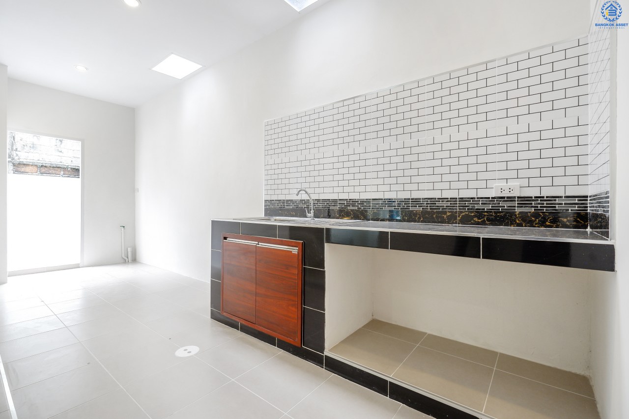 บ้านมือสอง บ้านตกแต่งใหม่ 3 ห้องนอน ห้องริม! ม.อักษรา เพียง 5 นาทีถึงถ.ราชพฤกษ์ ตัวบ้านโปร่ง (หน้ากว้าง 6 เมตร) มาพร้อมเนื้อที่ด้านข้างสไตล์บ้านริม ฟังก์ชั่นจัดเต็ม ต่อเติมเคาน์เตอร์ครัว บนสุดยอดทำเล! เข้า-ออกได้ 2 เส้นทาง ใกล้รถไฟฟ้าสถานี "บางพลู" จองเลย...คุ้มมาก!