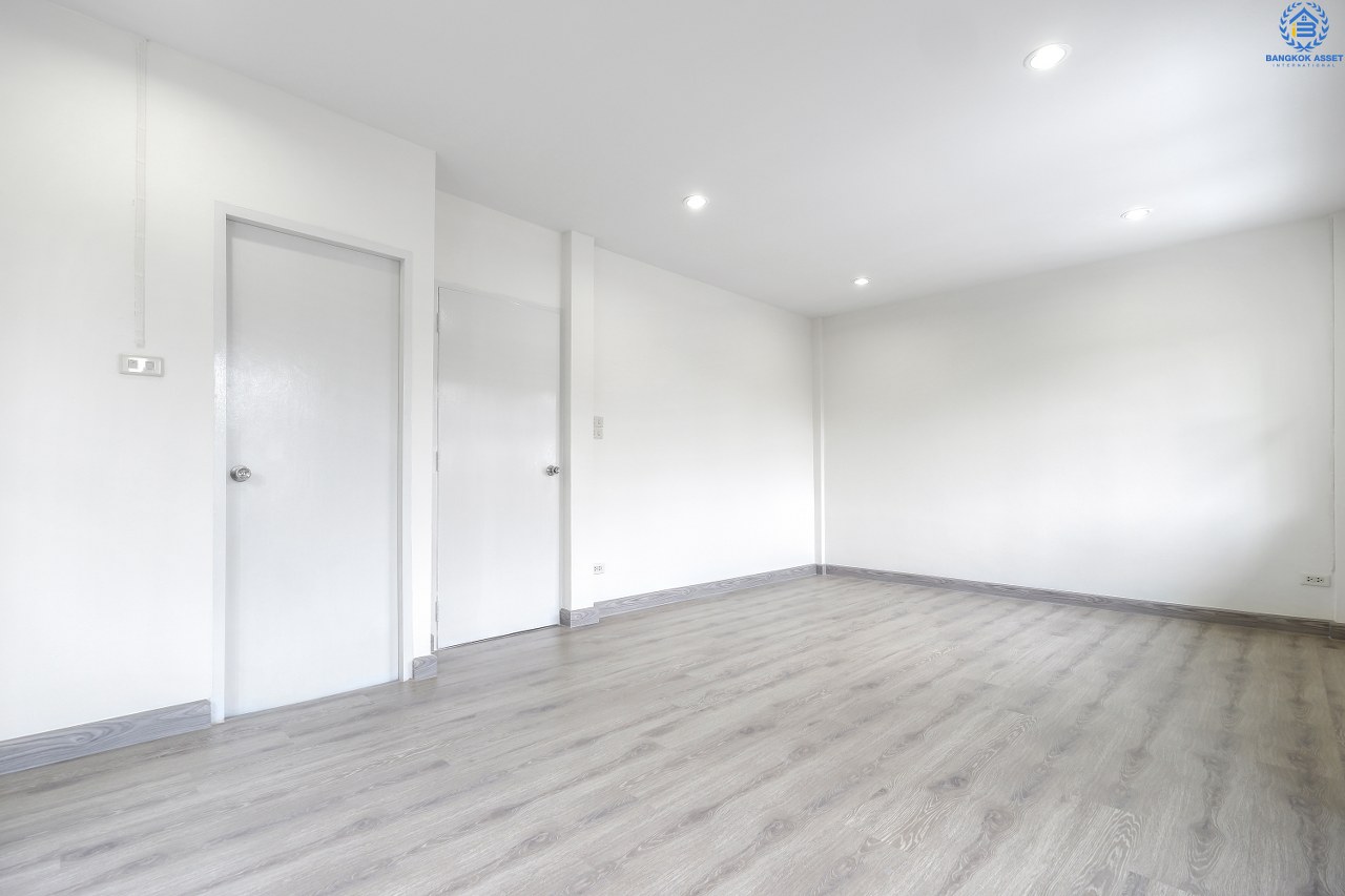 บ้านมือสอง บ้านตกแต่งใหม่ 3 ห้องนอน ห้องริม! ม.อักษรา เพียง 5 นาทีถึงถ.ราชพฤกษ์ ตัวบ้านโปร่ง (หน้ากว้าง 6 เมตร) มาพร้อมเนื้อที่ด้านข้างสไตล์บ้านริม ฟังก์ชั่นจัดเต็ม ต่อเติมเคาน์เตอร์ครัว บนสุดยอดทำเล! เข้า-ออกได้ 2 เส้นทาง ใกล้รถไฟฟ้าสถานี "บางพลู" จองเลย...คุ้มมาก!