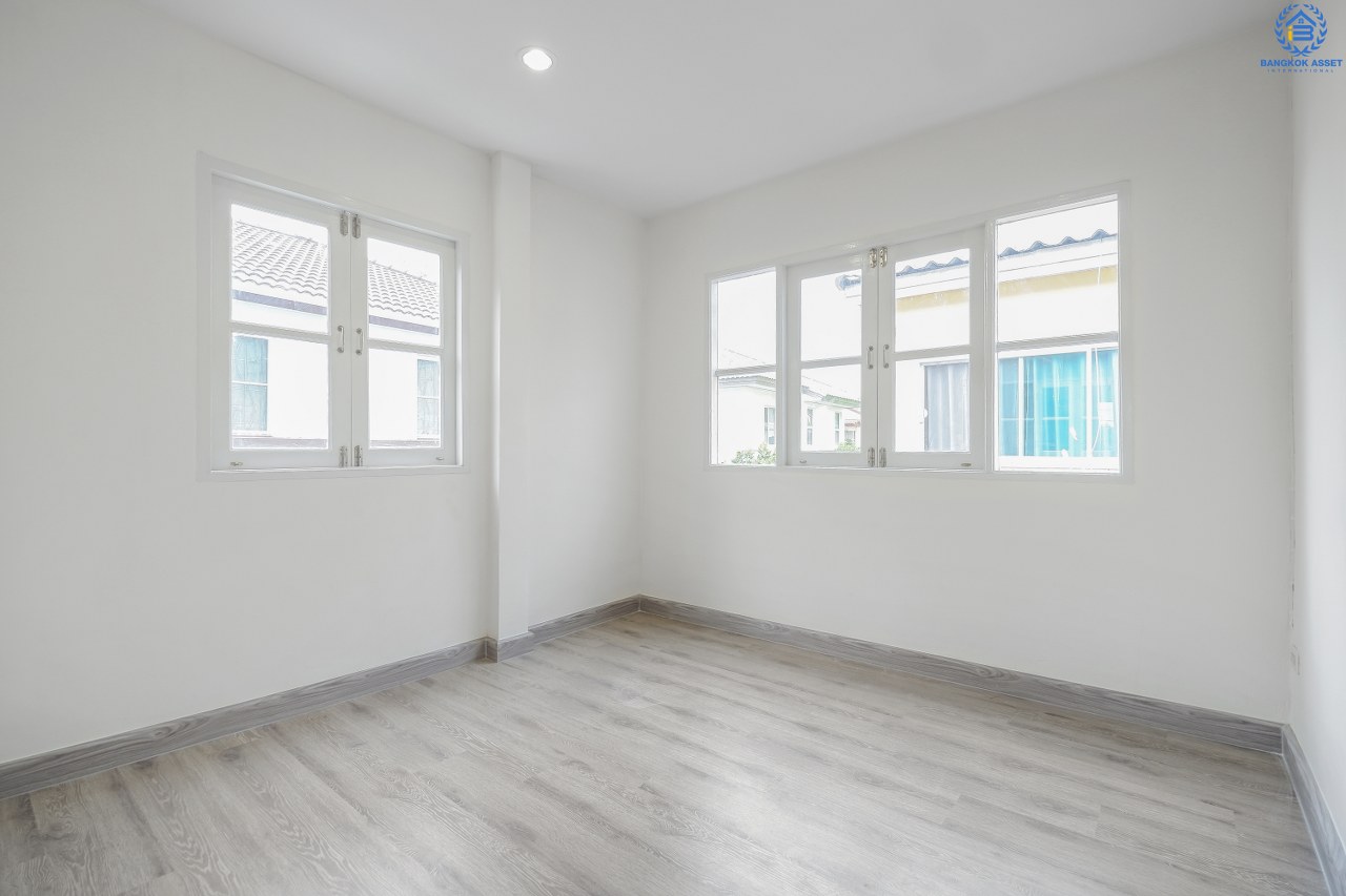 บ้านมือสอง บ้านตกแต่งใหม่ 3 ห้องนอน ห้องริม! ม.อักษรา เพียง 5 นาทีถึงถ.ราชพฤกษ์ ตัวบ้านโปร่ง (หน้ากว้าง 6 เมตร) มาพร้อมเนื้อที่ด้านข้างสไตล์บ้านริม ฟังก์ชั่นจัดเต็ม ต่อเติมเคาน์เตอร์ครัว บนสุดยอดทำเล! เข้า-ออกได้ 2 เส้นทาง ใกล้รถไฟฟ้าสถานี "บางพลู" จองเลย...คุ้มมาก!