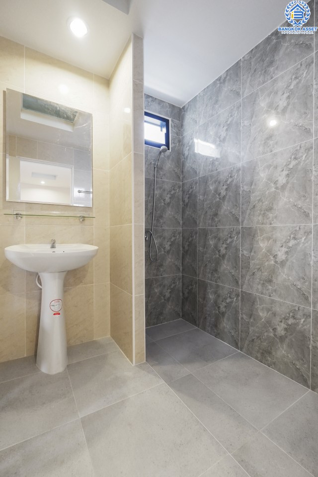 บ้านมือสอง บ้านตกแต่งใหม่ 3 ห้องนอน ห้องริม! ม.อักษรา เพียง 5 นาทีถึงถ.ราชพฤกษ์ ตัวบ้านโปร่ง (หน้ากว้าง 6 เมตร) มาพร้อมเนื้อที่ด้านข้างสไตล์บ้านริม ฟังก์ชั่นจัดเต็ม ต่อเติมเคาน์เตอร์ครัว บนสุดยอดทำเล! เข้า-ออกได้ 2 เส้นทาง ใกล้รถไฟฟ้าสถานี "บางพลู" จองเลย...คุ้มมาก!