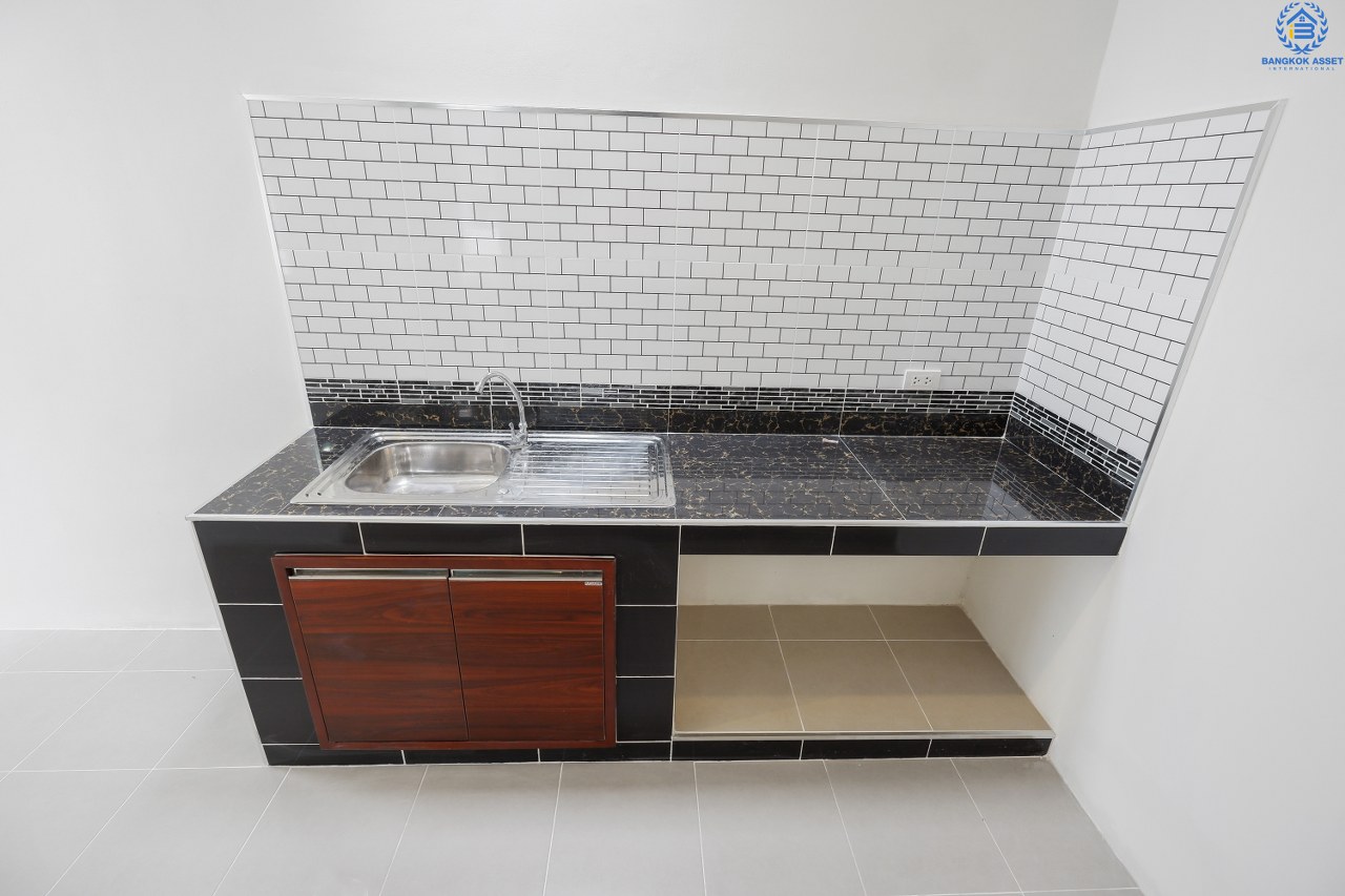 บ้านมือสอง บ้านตกแต่งใหม่ 3 ห้องนอน ห้องริม! ม.อักษรา เพียง 5 นาทีถึงถ.ราชพฤกษ์ ตัวบ้านโปร่ง (หน้ากว้าง 6 เมตร) มาพร้อมเนื้อที่ด้านข้างสไตล์บ้านริม ฟังก์ชั่นจัดเต็ม ต่อเติมเคาน์เตอร์ครัว บนสุดยอดทำเล! เข้า-ออกได้ 2 เส้นทาง ใกล้รถไฟฟ้าสถานี "บางพลู" จองเลย...คุ้มมาก!