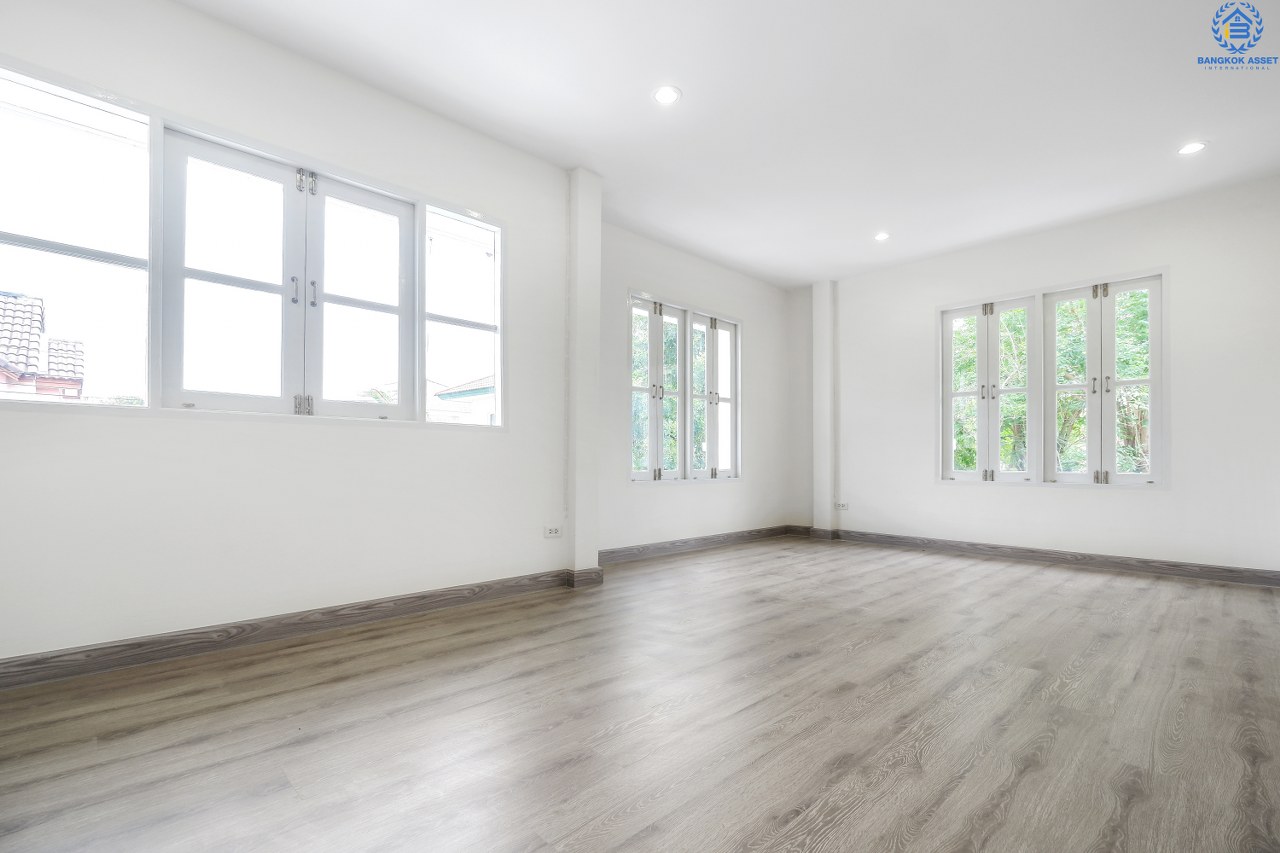 บ้านมือสอง บ้านตกแต่งใหม่ 3 ห้องนอน ห้องริม! ม.อักษรา เพียง 5 นาทีถึงถ.ราชพฤกษ์ ตัวบ้านโปร่ง (หน้ากว้าง 6 เมตร) มาพร้อมเนื้อที่ด้านข้างสไตล์บ้านริม ฟังก์ชั่นจัดเต็ม ต่อเติมเคาน์เตอร์ครัว บนสุดยอดทำเล! เข้า-ออกได้ 2 เส้นทาง ใกล้รถไฟฟ้าสถานี "บางพลู" จองเลย...คุ้มมาก!