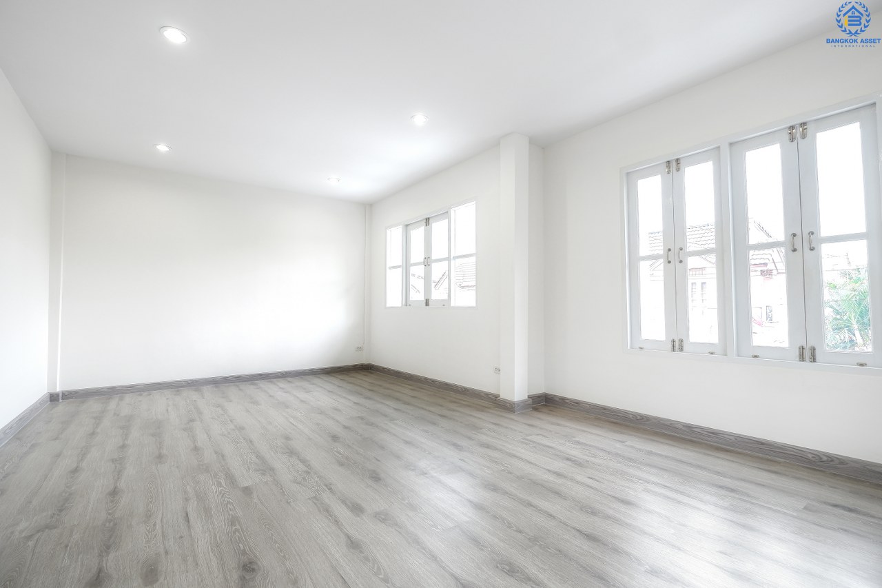 บ้านมือสอง บ้านตกแต่งใหม่ 3 ห้องนอน ห้องริม! ม.อักษรา เพียง 5 นาทีถึงถ.ราชพฤกษ์ ตัวบ้านโปร่ง (หน้ากว้าง 6 เมตร) มาพร้อมเนื้อที่ด้านข้างสไตล์บ้านริม ฟังก์ชั่นจัดเต็ม ต่อเติมเคาน์เตอร์ครัว บนสุดยอดทำเล! เข้า-ออกได้ 2 เส้นทาง ใกล้รถไฟฟ้าสถานี "บางพลู" จองเลย...คุ้มมาก!