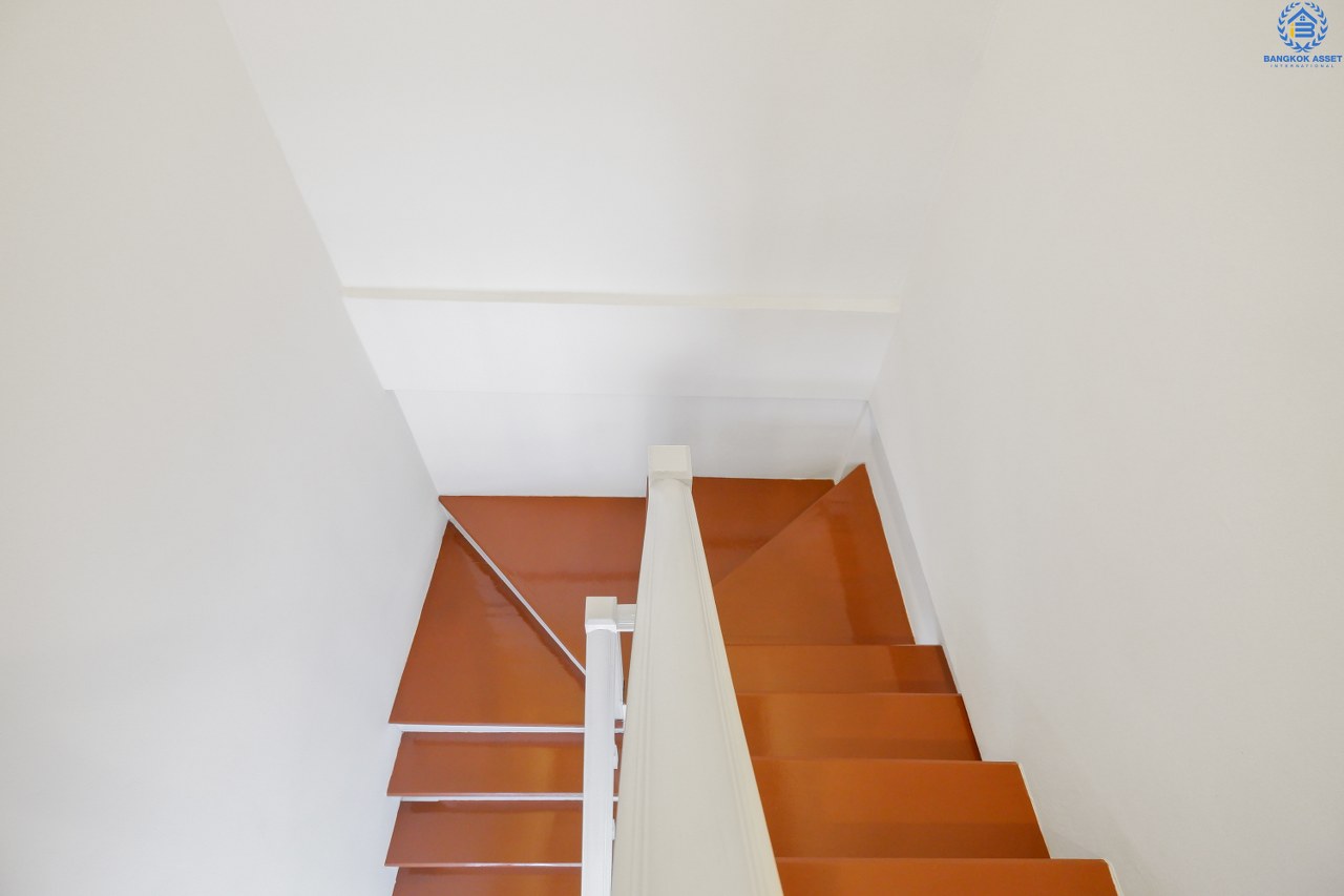 บ้านมือสอง บ้านตกแต่งใหม่ 3 ห้องนอน ห้องริม! ม.อักษรา เพียง 5 นาทีถึงถ.ราชพฤกษ์ ตัวบ้านโปร่ง (หน้ากว้าง 6 เมตร) มาพร้อมเนื้อที่ด้านข้างสไตล์บ้านริม ฟังก์ชั่นจัดเต็ม ต่อเติมเคาน์เตอร์ครัว บนสุดยอดทำเล! เข้า-ออกได้ 2 เส้นทาง ใกล้รถไฟฟ้าสถานี "บางพลู" จองเลย...คุ้มมาก!