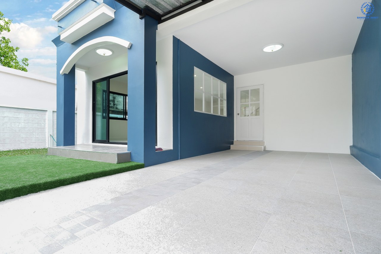 บ้านมือสอง บ้านตกแต่งใหม่ 3 ห้องนอน ห้องริม! ม.อักษรา เพียง 5 นาทีถึงถ.ราชพฤกษ์ ตัวบ้านโปร่ง (หน้ากว้าง 6 เมตร) มาพร้อมเนื้อที่ด้านข้างสไตล์บ้านริม ฟังก์ชั่นจัดเต็ม ต่อเติมเคาน์เตอร์ครัว บนสุดยอดทำเล! เข้า-ออกได้ 2 เส้นทาง ใกล้รถไฟฟ้าสถานี "บางพลู" จองเลย...คุ้มมาก!