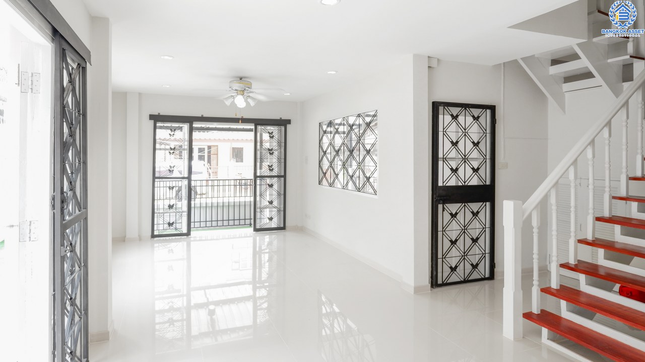 บ้านมือสองตกแต่งใหม่ ห้องริม! ม.อักษรา เพียง 5 นาทีถึงถนนราชพฤกษ์ ใช้ชีวิตอิสระไปกับบ้าน 3 ห้องนอน เนื้อที่ 34.2 ตารางวา มีพื้นที่ด้านข้าง บนทำเลศักยภาพ เข้า-ออกได้ 2 เส้นทาง ตอบทุกโจทย์ของชีวิตคนเมือง ใกล้เซ็นทรัลเวสท์เกต และรถไฟฟ้าสถานี "บางพลู" มาพร้อมกับราคาที่คุณไม่ควรพลาด!