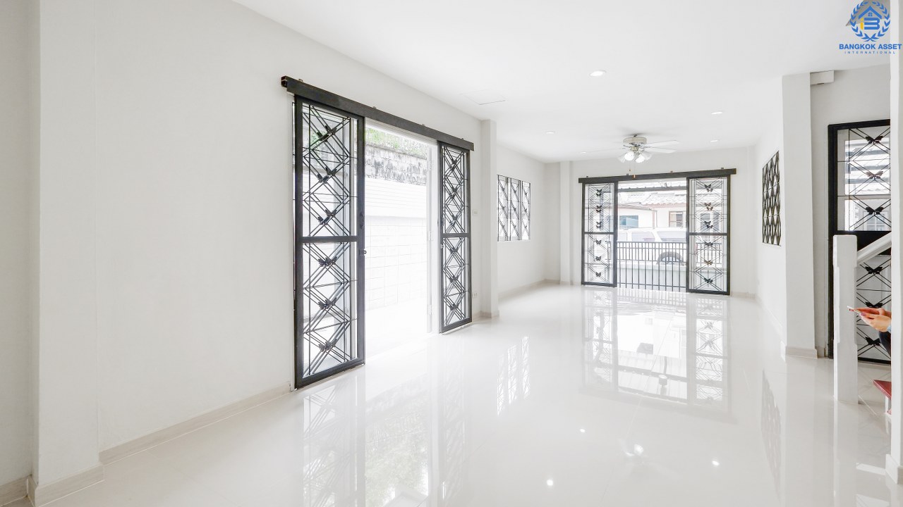 บ้านมือสองตกแต่งใหม่ ห้องริม! ม.อักษรา เพียง 5 นาทีถึงถนนราชพฤกษ์ ใช้ชีวิตอิสระไปกับบ้าน 3 ห้องนอน เนื้อที่ 34.2 ตารางวา มีพื้นที่ด้านข้าง บนทำเลศักยภาพ เข้า-ออกได้ 2 เส้นทาง ตอบทุกโจทย์ของชีวิตคนเมือง ใกล้เซ็นทรัลเวสท์เกต และรถไฟฟ้าสถานี "บางพลู" มาพร้อมกับราคาที่คุณไม่ควรพลาด!