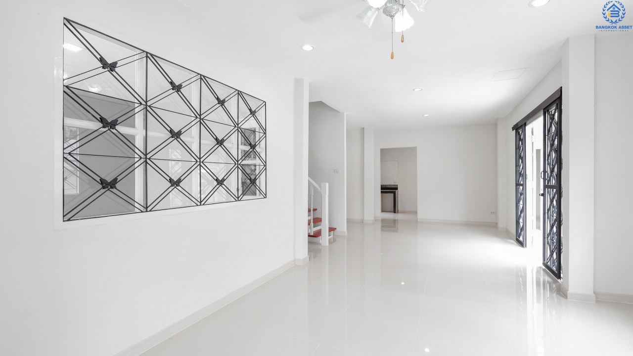 บ้านมือสองตกแต่งใหม่ ห้องริม! ม.อักษรา เพียง 5 นาทีถึงถนนราชพฤกษ์ ใช้ชีวิตอิสระไปกับบ้าน 3 ห้องนอน เนื้อที่ 34.2 ตารางวา มีพื้นที่ด้านข้าง บนทำเลศักยภาพ เข้า-ออกได้ 2 เส้นทาง ตอบทุกโจทย์ของชีวิตคนเมือง ใกล้เซ็นทรัลเวสท์เกต และรถไฟฟ้าสถานี "บางพลู" มาพร้อมกับราคาที่คุณไม่ควรพลาด!