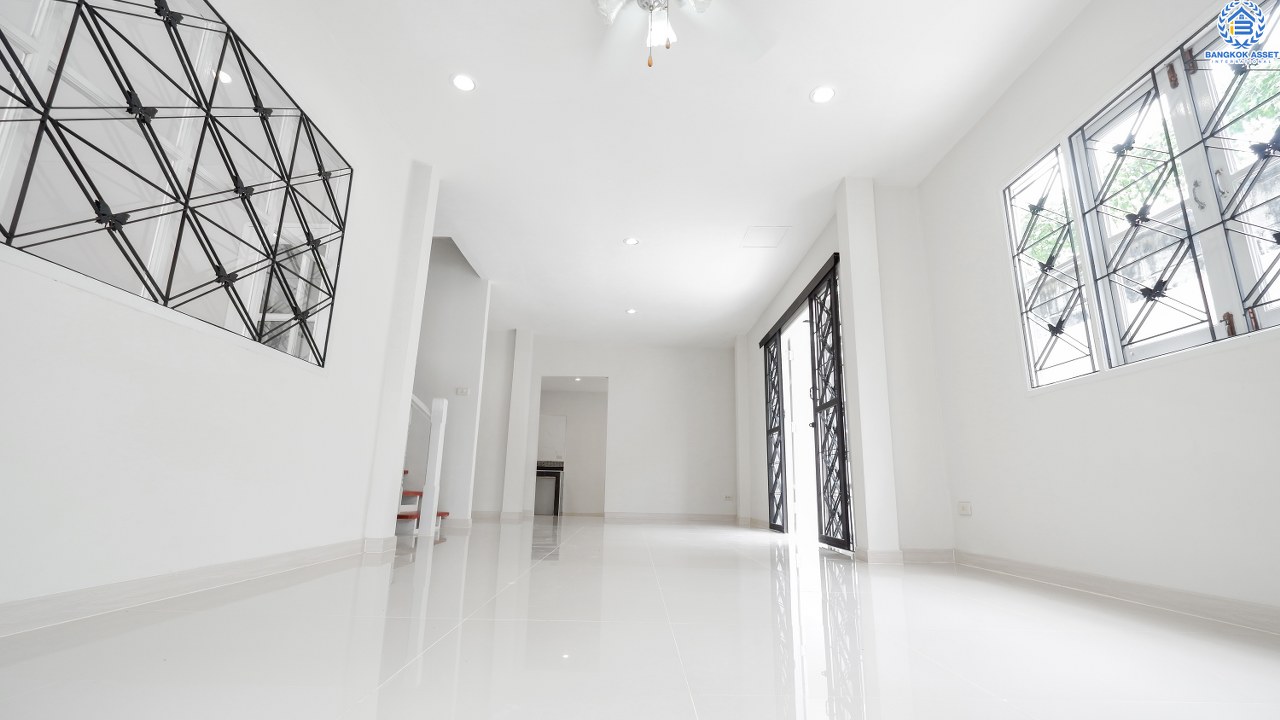 บ้านมือสองตกแต่งใหม่ ห้องริม! ม.อักษรา เพียง 5 นาทีถึงถนนราชพฤกษ์ ใช้ชีวิตอิสระไปกับบ้าน 3 ห้องนอน เนื้อที่ 34.2 ตารางวา มีพื้นที่ด้านข้าง บนทำเลศักยภาพ เข้า-ออกได้ 2 เส้นทาง ตอบทุกโจทย์ของชีวิตคนเมือง ใกล้เซ็นทรัลเวสท์เกต และรถไฟฟ้าสถานี "บางพลู" มาพร้อมกับราคาที่คุณไม่ควรพลาด!