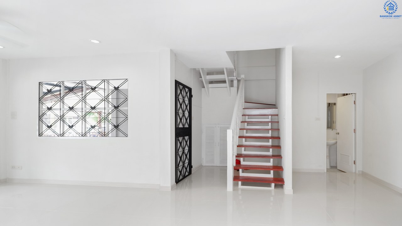 บ้านมือสองตกแต่งใหม่ ห้องริม! ม.อักษรา เพียง 5 นาทีถึงถนนราชพฤกษ์ ใช้ชีวิตอิสระไปกับบ้าน 3 ห้องนอน เนื้อที่ 34.2 ตารางวา มีพื้นที่ด้านข้าง บนทำเลศักยภาพ เข้า-ออกได้ 2 เส้นทาง ตอบทุกโจทย์ของชีวิตคนเมือง ใกล้เซ็นทรัลเวสท์เกต และรถไฟฟ้าสถานี "บางพลู" มาพร้อมกับราคาที่คุณไม่ควรพลาด!