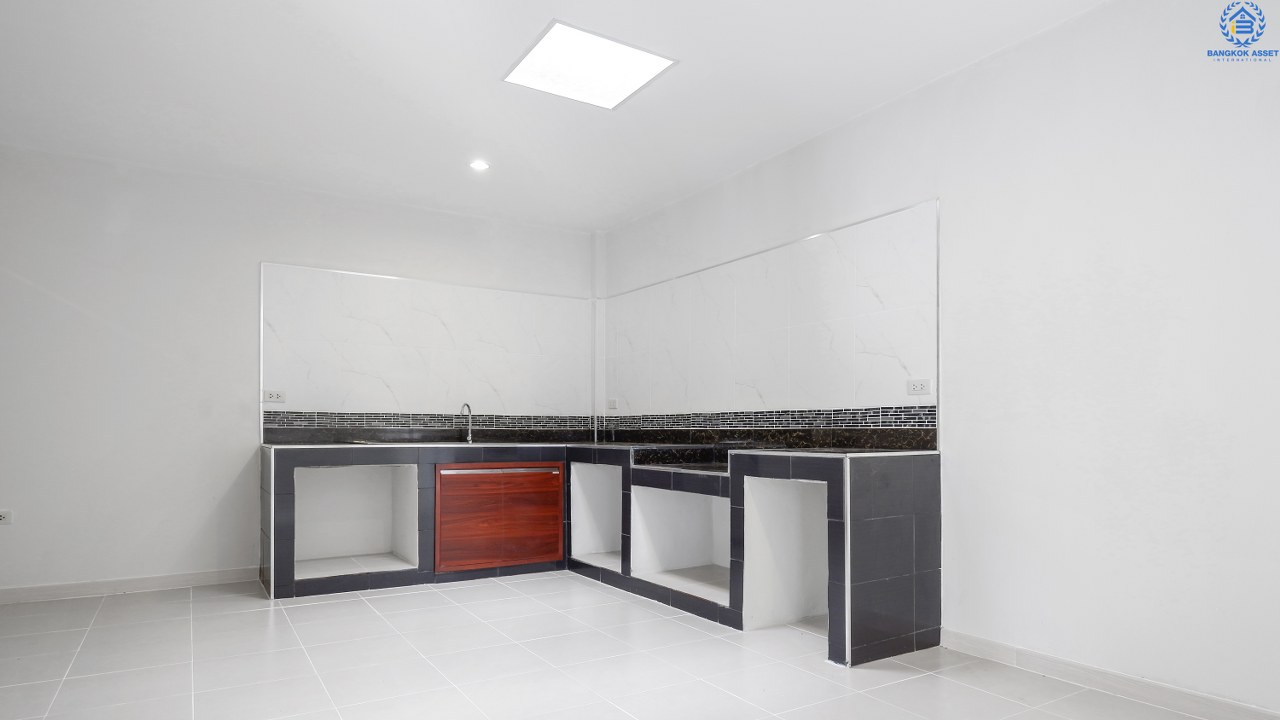 บ้านมือสองตกแต่งใหม่ ห้องริม! ม.อักษรา เพียง 5 นาทีถึงถนนราชพฤกษ์ ใช้ชีวิตอิสระไปกับบ้าน 3 ห้องนอน เนื้อที่ 34.2 ตารางวา มีพื้นที่ด้านข้าง บนทำเลศักยภาพ เข้า-ออกได้ 2 เส้นทาง ตอบทุกโจทย์ของชีวิตคนเมือง ใกล้เซ็นทรัลเวสท์เกต และรถไฟฟ้าสถานี "บางพลู" มาพร้อมกับราคาที่คุณไม่ควรพลาด!