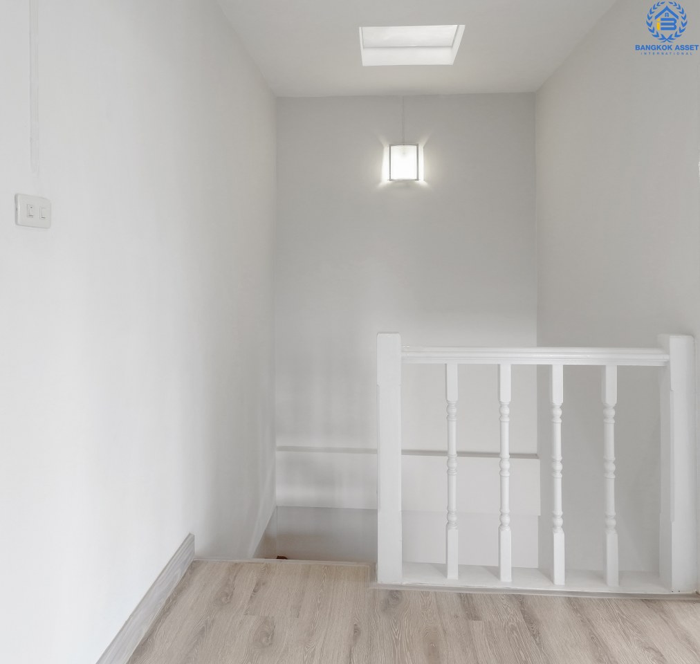 บ้านมือสองตกแต่งใหม่ ห้องริม! ม.อักษรา เพียง 5 นาทีถึงถนนราชพฤกษ์ ใช้ชีวิตอิสระไปกับบ้าน 3 ห้องนอน เนื้อที่ 34.2 ตารางวา มีพื้นที่ด้านข้าง บนทำเลศักยภาพ เข้า-ออกได้ 2 เส้นทาง ตอบทุกโจทย์ของชีวิตคนเมือง ใกล้เซ็นทรัลเวสท์เกต และรถไฟฟ้าสถานี "บางพลู" มาพร้อมกับราคาที่คุณไม่ควรพลาด!