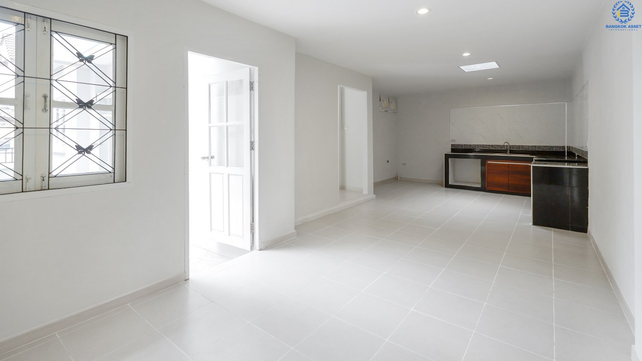 บ้านมือสองตกแต่งใหม่ ห้องริม! ม.อักษรา เพียง 5 นาทีถึงถนนราชพฤกษ์ ใช้ชีวิตอิสระไปกับบ้าน 3 ห้องนอน เนื้อที่ 34.2 ตารางวา มีพื้นที่ด้านข้าง บนทำเลศักยภาพ เข้า-ออกได้ 2 เส้นทาง ตอบทุกโจทย์ของชีวิตคนเมือง ใกล้เซ็นทรัลเวสท์เกต และรถไฟฟ้าสถานี "บางพลู" มาพร้อมกับราคาที่คุณไม่ควรพลาด!