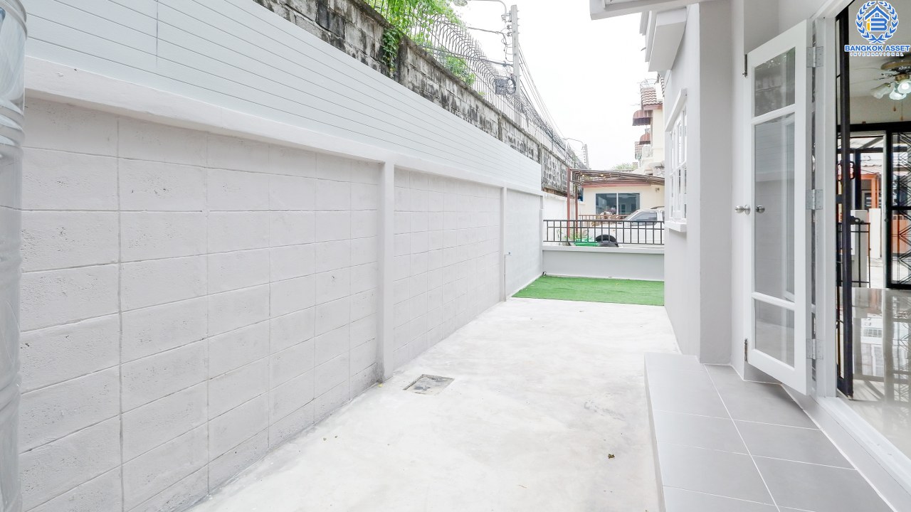 บ้านมือสองตกแต่งใหม่ ห้องริม! ม.อักษรา เพียง 5 นาทีถึงถนนราชพฤกษ์ ใช้ชีวิตอิสระไปกับบ้าน 3 ห้องนอน เนื้อที่ 34.2 ตารางวา มีพื้นที่ด้านข้าง บนทำเลศักยภาพ เข้า-ออกได้ 2 เส้นทาง ตอบทุกโจทย์ของชีวิตคนเมือง ใกล้เซ็นทรัลเวสท์เกต และรถไฟฟ้าสถานี "บางพลู" มาพร้อมกับราคาที่คุณไม่ควรพลาด!