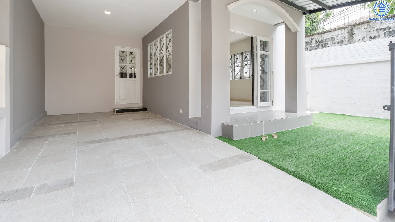 บ้านมือสองตกแต่งใหม่ ห้องริม! ม.อักษรา เพียง 5 นาทีถึงถนนราชพฤกษ์ ใช้ชีวิตอิสระไปกับบ้าน 3 ห้องนอน เนื้อที่ 34.2 ตารางวา มีพื้นที่ด้านข้าง บนทำเลศักยภาพ เข้า-ออกได้ 2 เส้นทาง ตอบทุกโจทย์ของชีวิตคนเมือง ใกล้เซ็นทรัลเวสท์เกต และรถไฟฟ้าสถานี "บางพลู" มาพร้อมกับราคาที่คุณไม่ควรพลาด!