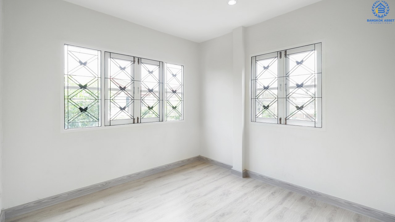 บ้านมือสองตกแต่งใหม่ ห้องริม! ม.อักษรา เพียง 5 นาทีถึงถนนราชพฤกษ์ ใช้ชีวิตอิสระไปกับบ้าน 3 ห้องนอน เนื้อที่ 34.2 ตารางวา มีพื้นที่ด้านข้าง บนทำเลศักยภาพ เข้า-ออกได้ 2 เส้นทาง ตอบทุกโจทย์ของชีวิตคนเมือง ใกล้เซ็นทรัลเวสท์เกต และรถไฟฟ้าสถานี "บางพลู" มาพร้อมกับราคาที่คุณไม่ควรพลาด!