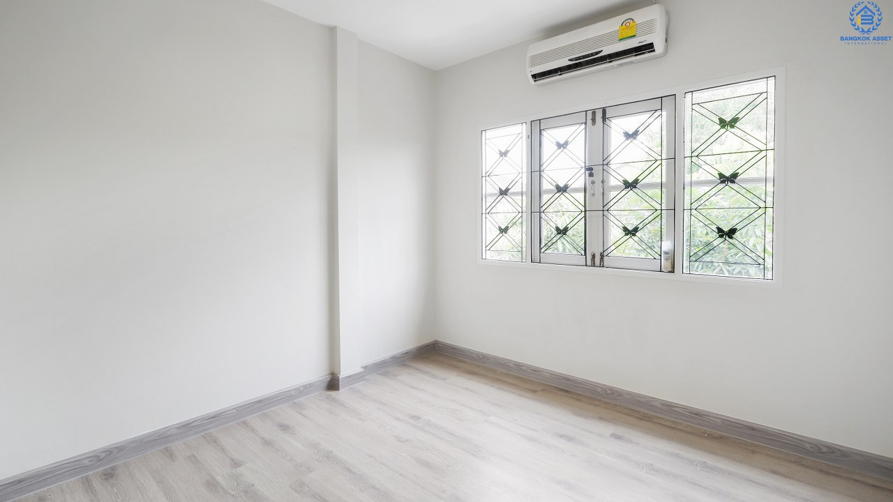 บ้านมือสองตกแต่งใหม่ ห้องริม! ม.อักษรา เพียง 5 นาทีถึงถนนราชพฤกษ์ ใช้ชีวิตอิสระไปกับบ้าน 3 ห้องนอน เนื้อที่ 34.2 ตารางวา มีพื้นที่ด้านข้าง บนทำเลศักยภาพ เข้า-ออกได้ 2 เส้นทาง ตอบทุกโจทย์ของชีวิตคนเมือง ใกล้เซ็นทรัลเวสท์เกต และรถไฟฟ้าสถานี "บางพลู" มาพร้อมกับราคาที่คุณไม่ควรพลาด!