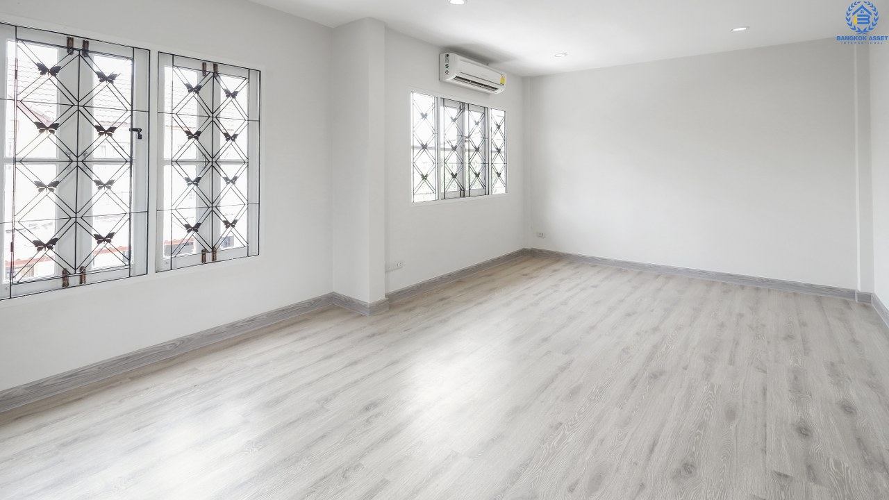 บ้านมือสองตกแต่งใหม่ ห้องริม! ม.อักษรา เพียง 5 นาทีถึงถนนราชพฤกษ์ ใช้ชีวิตอิสระไปกับบ้าน 3 ห้องนอน เนื้อที่ 34.2 ตารางวา มีพื้นที่ด้านข้าง บนทำเลศักยภาพ เข้า-ออกได้ 2 เส้นทาง ตอบทุกโจทย์ของชีวิตคนเมือง ใกล้เซ็นทรัลเวสท์เกต และรถไฟฟ้าสถานี "บางพลู" มาพร้อมกับราคาที่คุณไม่ควรพลาด!