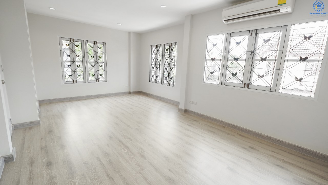 บ้านมือสองตกแต่งใหม่ ห้องริม! ม.อักษรา เพียง 5 นาทีถึงถนนราชพฤกษ์ ใช้ชีวิตอิสระไปกับบ้าน 3 ห้องนอน เนื้อที่ 34.2 ตารางวา มีพื้นที่ด้านข้าง บนทำเลศักยภาพ เข้า-ออกได้ 2 เส้นทาง ตอบทุกโจทย์ของชีวิตคนเมือง ใกล้เซ็นทรัลเวสท์เกต และรถไฟฟ้าสถานี "บางพลู" มาพร้อมกับราคาที่คุณไม่ควรพลาด!