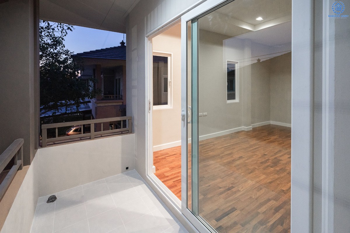 บ้านเดี่ยวทำเลใจกลางเมือง โครงการ เศรษฐสิริ งามวงศ์วาน-ประชาชื่น (ตรงข้าม ม.ธุรกิจบัณฑิตย์) ที่สุดของความพิเศษ !! บ้านหลังใหญ่ เนื้อที่ 62.7 ตร.ว. ฟังก์ชั่น 3 ห้องนอน 3 ห้องน้ำ 2 ที่จอดรถ พื้นที่ใช้สอยเกือบ 200 ตร.ม. หน้าโครงการติดถนนประชาชื่น เชื่อมต่อถนนหลายสาย ใกล้เดอะมอลล์ฯ และจุดขึ้นทางด่วนงามวงศ์วาน เริ่มต้นชีวิตพร้อมสังคมคุณภาพ ...เปิดจองแล้ววันนี้