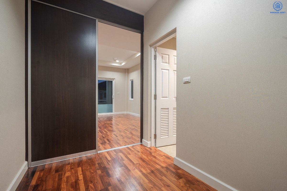 บ้านเดี่ยวทำเลใจกลางเมือง โครงการ เศรษฐสิริ งามวงศ์วาน-ประชาชื่น (ตรงข้าม ม.ธุรกิจบัณฑิตย์) ที่สุดของความพิเศษ !! บ้านหลังใหญ่ เนื้อที่ 62.7 ตร.ว. ฟังก์ชั่น 3 ห้องนอน 3 ห้องน้ำ 2 ที่จอดรถ พื้นที่ใช้สอยเกือบ 200 ตร.ม. หน้าโครงการติดถนนประชาชื่น เชื่อมต่อถนนหลายสาย ใกล้เดอะมอลล์ฯ และจุดขึ้นทางด่วนงามวงศ์วาน เริ่มต้นชีวิตพร้อมสังคมคุณภาพ ...เปิดจองแล้ววันนี้