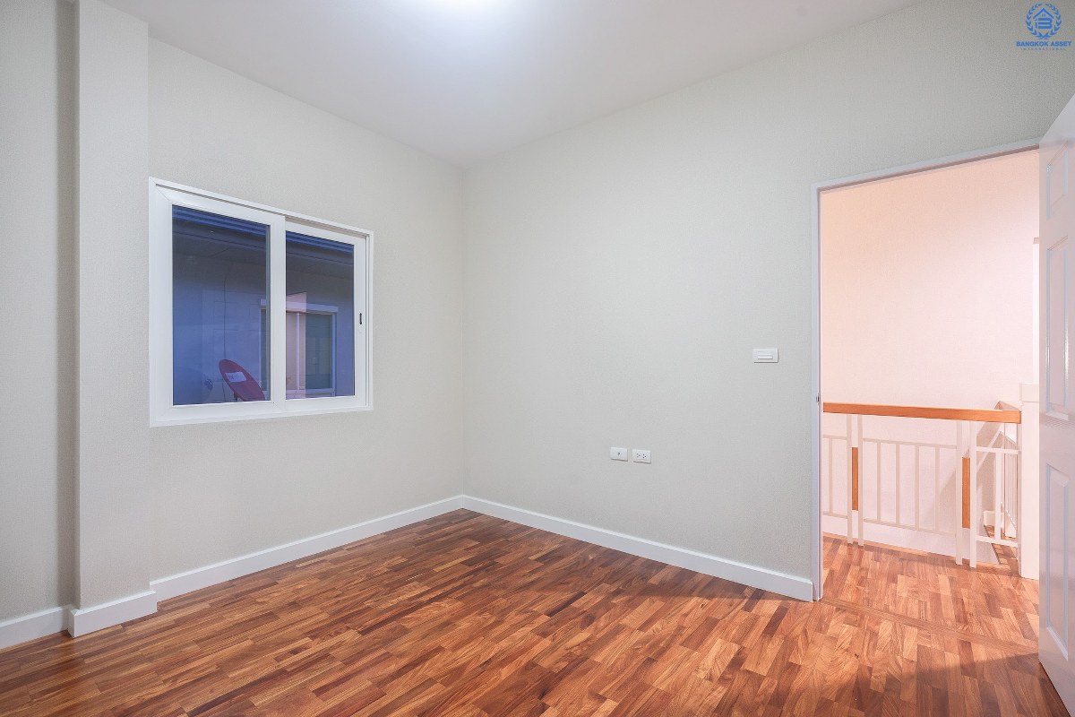 บ้านเดี่ยวทำเลใจกลางเมือง โครงการ เศรษฐสิริ งามวงศ์วาน-ประชาชื่น (ตรงข้าม ม.ธุรกิจบัณฑิตย์) ที่สุดของความพิเศษ !! บ้านหลังใหญ่ เนื้อที่ 62.7 ตร.ว. ฟังก์ชั่น 3 ห้องนอน 3 ห้องน้ำ 2 ที่จอดรถ พื้นที่ใช้สอยเกือบ 200 ตร.ม. หน้าโครงการติดถนนประชาชื่น เชื่อมต่อถนนหลายสาย ใกล้เดอะมอลล์ฯ และจุดขึ้นทางด่วนงามวงศ์วาน เริ่มต้นชีวิตพร้อมสังคมคุณภาพ ...เปิดจองแล้ววันนี้