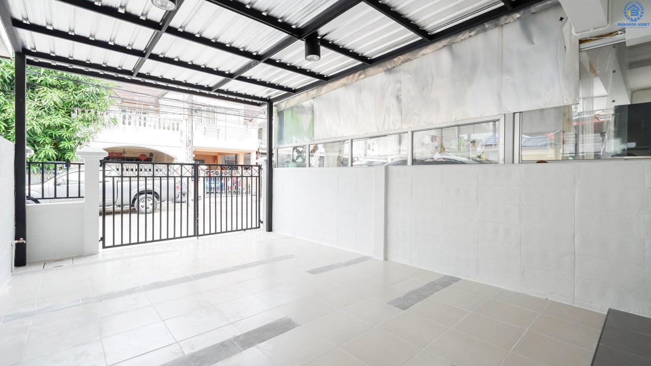 บ้านมือสองตกแต่งใหม่ เพ็ญรัตนา รัตนาธิเบศร์-แคราย (ซ.รัตนาธิเบศร์22) ทาวน์เฮ้าส์ดีไซน์โดดเด่น ฟังก์ชั่นสุดคุ้ม! บนสุดยอดทำเลเพียง 5 นาที ถึงทางด่วน "งามวงศ์วาน" เข้า-ออกได้ 3 เส้นทาง เพียง 400 เมตรถึงรถไฟฟ้า “สถานีบางกระสอ”ใกล้สถานที่ราชการ และห้างสรรพสินค้าชั้นนำมากมาย