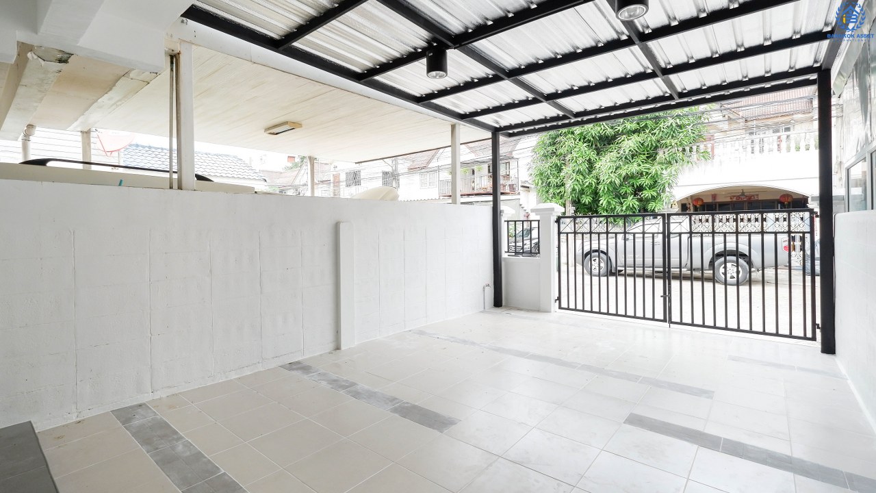 บ้านมือสองตกแต่งใหม่ เพ็ญรัตนา รัตนาธิเบศร์-แคราย (ซ.รัตนาธิเบศร์22) ทาวน์เฮ้าส์ดีไซน์โดดเด่น ฟังก์ชั่นสุดคุ้ม! บนสุดยอดทำเลเพียง 5 นาที ถึงทางด่วน "งามวงศ์วาน" เข้า-ออกได้ 3 เส้นทาง เพียง 400 เมตรถึงรถไฟฟ้า “สถานีบางกระสอ”ใกล้สถานที่ราชการ และห้างสรรพสินค้าชั้นนำมากมาย