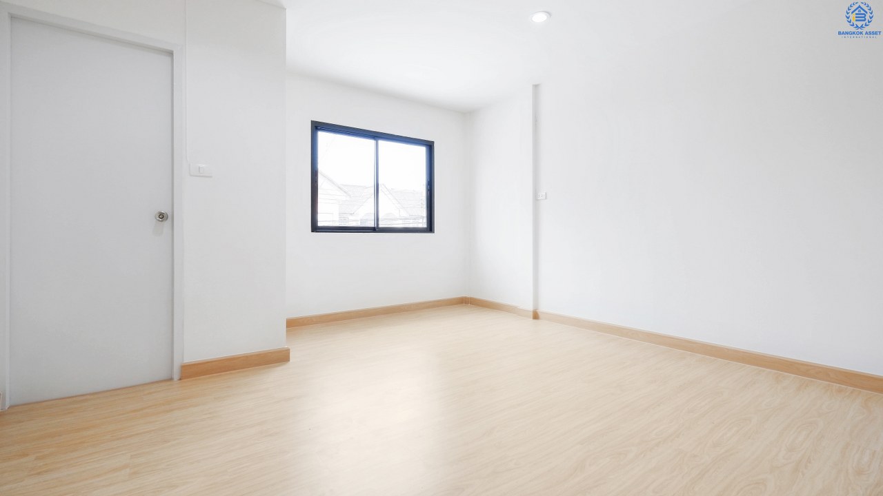 บ้านมือสองตกแต่งใหม่ เพ็ญรัตนา รัตนาธิเบศร์-แคราย (ซ.รัตนาธิเบศร์22) ทาวน์เฮ้าส์ดีไซน์โดดเด่น ฟังก์ชั่นสุดคุ้ม! บนสุดยอดทำเลเพียง 5 นาที ถึงทางด่วน "งามวงศ์วาน" เข้า-ออกได้ 3 เส้นทาง เพียง 400 เมตรถึงรถไฟฟ้า “สถานีบางกระสอ”ใกล้สถานที่ราชการ และห้างสรรพสินค้าชั้นนำมากมาย