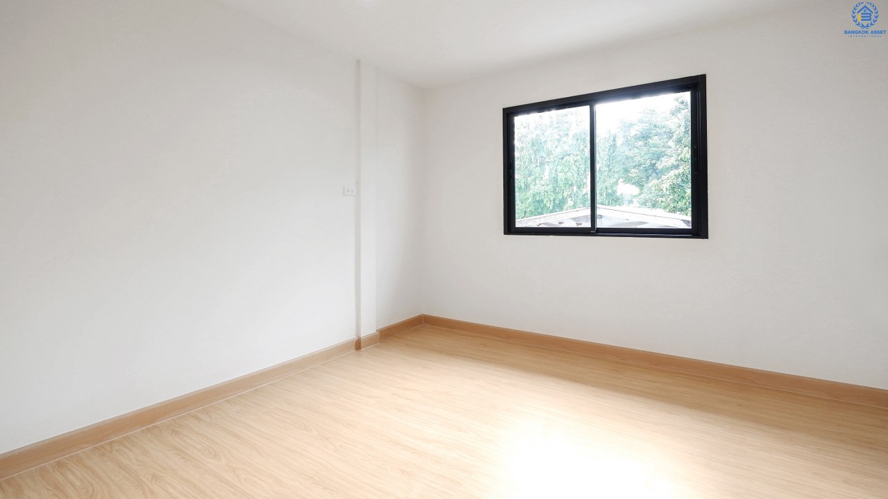 บ้านมือสองตกแต่งใหม่ เพ็ญรัตนา รัตนาธิเบศร์-แคราย (ซ.รัตนาธิเบศร์22) ทาวน์เฮ้าส์ดีไซน์โดดเด่น ฟังก์ชั่นสุดคุ้ม! บนสุดยอดทำเลเพียง 5 นาที ถึงทางด่วน "งามวงศ์วาน" เข้า-ออกได้ 3 เส้นทาง เพียง 400 เมตรถึงรถไฟฟ้า “สถานีบางกระสอ”ใกล้สถานที่ราชการ และห้างสรรพสินค้าชั้นนำมากมาย