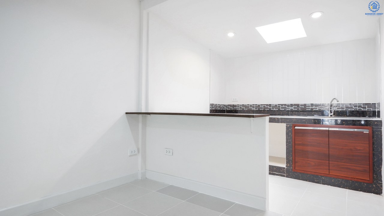 บ้านมือสองตกแต่งใหม่ เพ็ญรัตนา รัตนาธิเบศร์-แคราย (ซ.รัตนาธิเบศร์22) ทาวน์เฮ้าส์ดีไซน์โดดเด่น ฟังก์ชั่นสุดคุ้ม! บนสุดยอดทำเลเพียง 5 นาที ถึงทางด่วน "งามวงศ์วาน" เข้า-ออกได้ 3 เส้นทาง เพียง 400 เมตรถึงรถไฟฟ้า “สถานีบางกระสอ”ใกล้สถานที่ราชการ และห้างสรรพสินค้าชั้นนำมากมาย