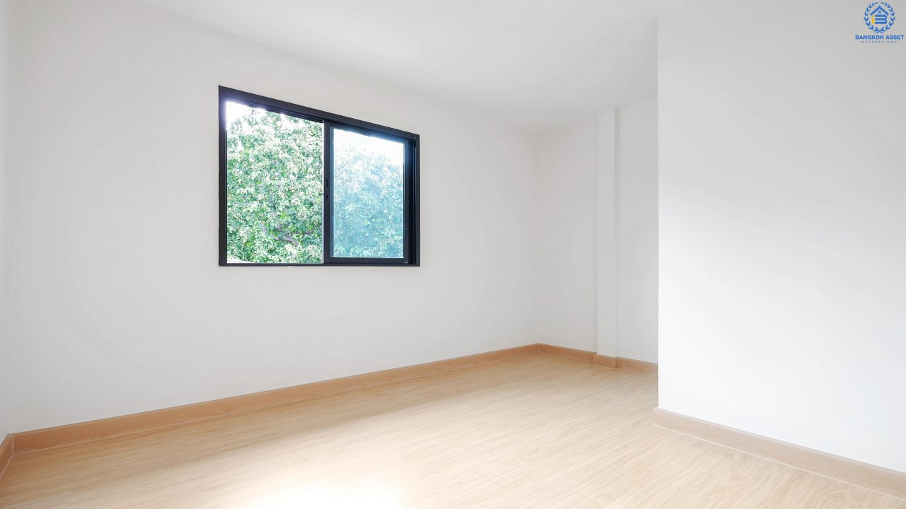 บ้านมือสองตกแต่งใหม่ เพ็ญรัตนา รัตนาธิเบศร์-แคราย (ซ.รัตนาธิเบศร์22) ทาวน์เฮ้าส์ดีไซน์โดดเด่น ฟังก์ชั่นสุดคุ้ม! บนสุดยอดทำเลเพียง 5 นาที ถึงทางด่วน "งามวงศ์วาน" เข้า-ออกได้ 3 เส้นทาง เพียง 400 เมตรถึงรถไฟฟ้า “สถานีบางกระสอ”ใกล้สถานที่ราชการ และห้างสรรพสินค้าชั้นนำมากมาย