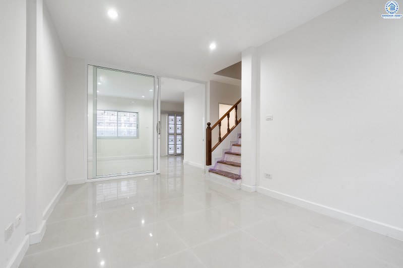 ทาวน์เฮ้าส์มือสองนนทบุรี ม.เจ้าพระยา ราชพฤกษ์-บางกรวยไทรน้อย (หน้ากว้าง 6 เมตร) คุ้ม ครบ จัดเต็มให้ที่สุด!! กับบ้านพร้อมอยู่ ดีไซน์ตอบโจทย์คนรุ่นใหม่ เนื้อที่ 21 ตร.ว. ฟังก์ชั่น 3ห้องนอน 2ห้องน้ำ บนทำเลโซนเมือง! เชื่อมต่อทุกความสะดวก หน้าโครงการติดตลาดเจ้าพระยา เพียง 10 นาทีถึงรถไฟฟ้าสถานี "บางพลู"